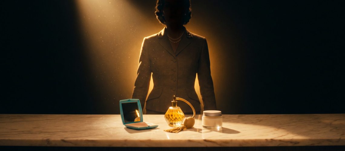 Balcão de cosméticos dos anos 1950 com perfume dourado — Estée Lauder e a lição de autoridade de marca